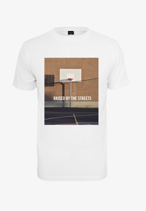 Weißes T-Shirt mit einem aufgedruckten Foto eines Basketballkorbs und -feldes vor einer Backsteinwand, mit der Bildunterschrift "RAISED BY THE STREETS".