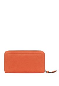 Oranje leren portemonnee met een gladde textuur, rechthoekige vorm, zichtbare stiksels en een ritsluiting met een korte leren trekband.