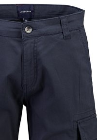 Pantaloni cargo in cotone blu navy con chiusura frontale a bottone, passanti per la cintura e tasche laterali. Caratterizzati da un tessuto liscio e resistente e un design su misura.