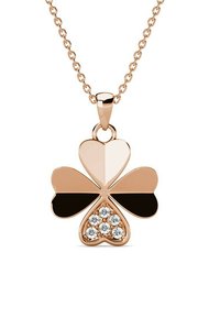 Collana con pendente a trifoglio in oro rosa, con foglie a forma di cuore alternate tra lucide e opache; sei cristalli trasparenti decorano la foglia inferiore.