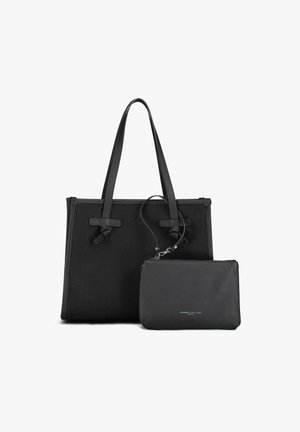 Sac fourre-tout noir avec deux poignées et fermeture éclair, doté d'une petite pochette amovible. Texture lisse, design minimaliste et sans motifs visibles.