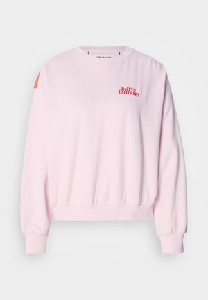 Ljusrosa sweatshirt i mjukt tyg, med ribbad nederkant och muddar, med en röd logotryck på bröstet och en färgaccent på axeln.