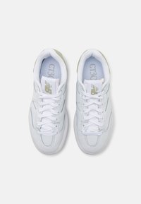 Hvite lær sneakers med lyseblå detaljer og teksturert overflate. Inkluderer tradisjonell snøring og en polstret krage for komfort.
