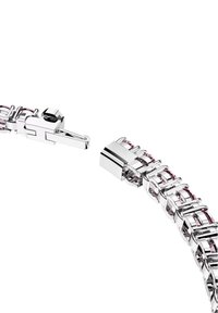 Pulsera de plata con eslabones transparentes y acentos en rosa, que presenta un cierre seguro y superficies lisas y pulidas.