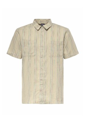 Camisa beige de manga corta con botones, rayas verticales en tonos pastel y dos bolsillos en el pecho.