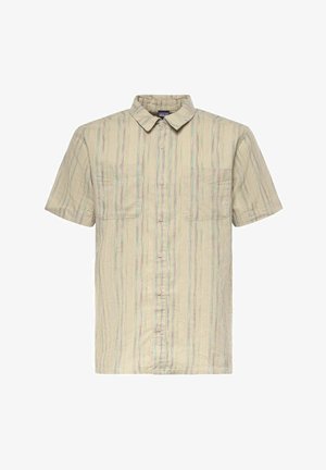 Camicia beige a maniche corte con bottoni, righe verticali pastello e due tasche sul petto.