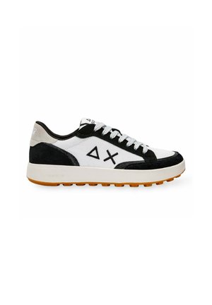 Sneaker med en hvid mesh-overdel, sorte suede-detaljer og en gummisål. Har sort logo og grå hæl-detalje, snøre foran.