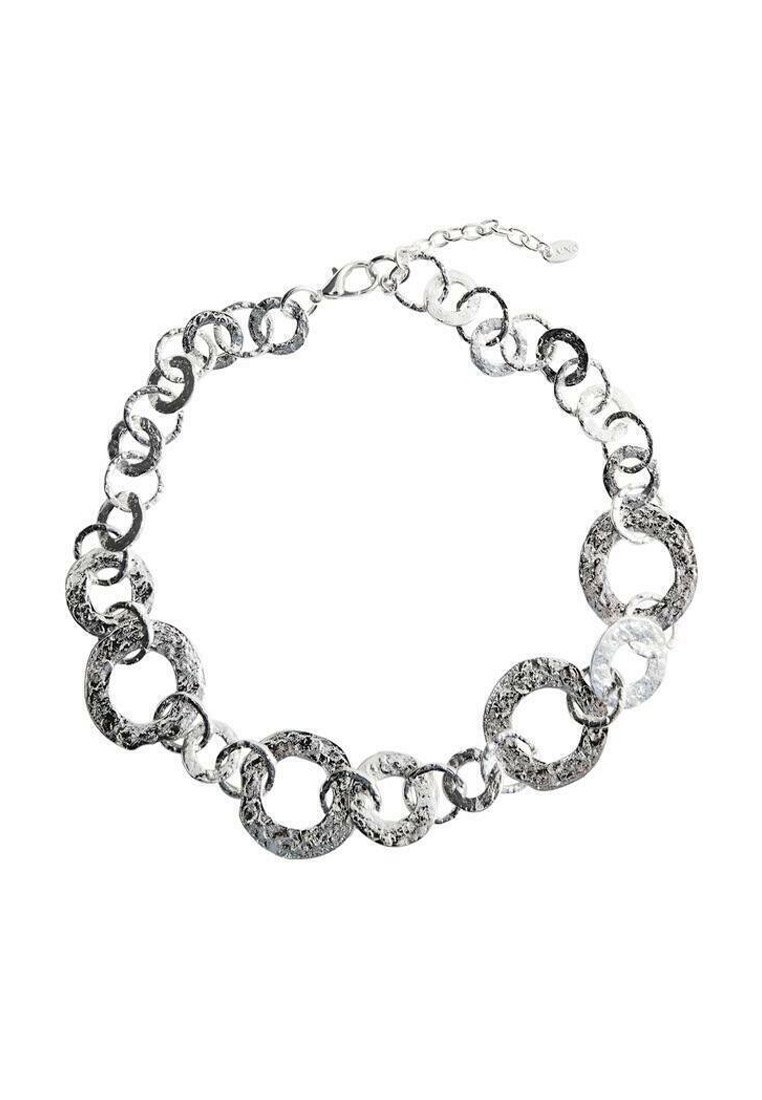 Collana in tonalità argento con grandi anelli ovali e rotondi intrecciati e testurizzati, dotata di estensione a catena per una lunghezza regolabile.