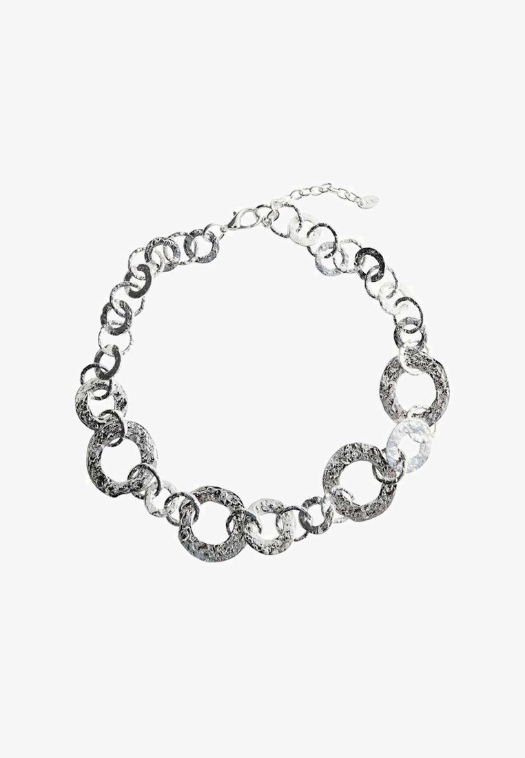 Collier en argent massif comportant de grands maillons ovales et ronds entrelacés texturés, avec une extension de chaîne pour un ajustement de la longueur.