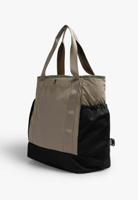 Bolsa tote beige con fondo negro, asas dobles, bolsillo frontal y logo de calavera. Fabricada con un tejido duradero con un acabado texturizado.