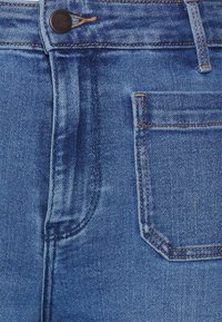 Wrangler FLARE - Calças de ganga à boca de sino - tidal wave