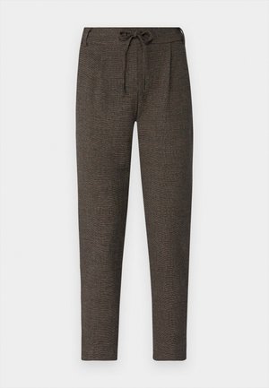 Pantalons en marron foncé, texturés, avec une taille à cordon de serrage, des poches latérales et des jambes fuselées, fabriqués à partir d'un matériau doux.