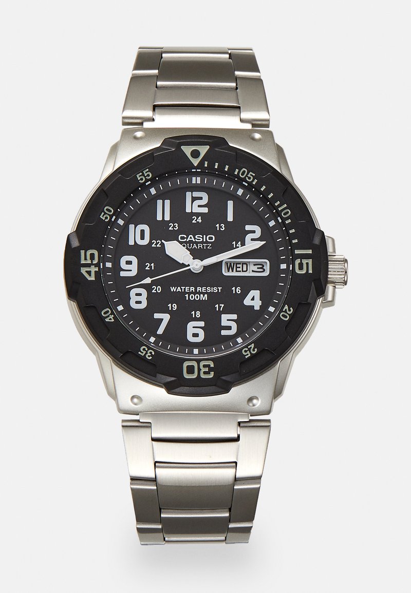 Metalen kwarts horloge met een zwarte wijzerplaat, witte cijfers en een datumweergave. Voorzien van een roestvrijstalen band en een waterbestendigheid van 100 meter.