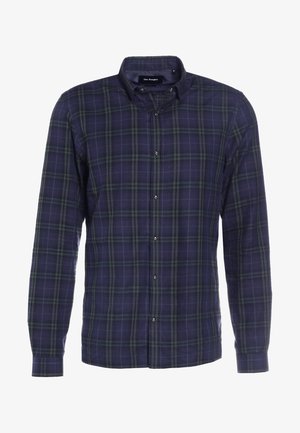 Męska koszula na długi rękaw zapinana na guziki, w ciemnoniebiesko-zieloną kratę, z usztywnionym kołnierzem i czarnymi guzikami.