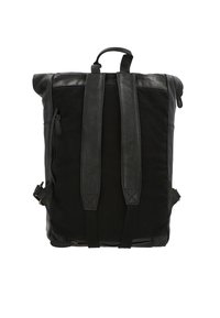 Crna ruksak kombinira kožu i platnene materijale. Ima dva podesiva remena, ručku na vrhu i zippered bočnu džepu.