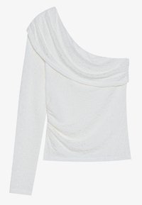 Witte, getextureerde top met een off-the-shoulder ontwerp, lange mouw aan één kant en geplooide details langs de torso.