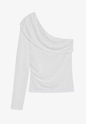 Haut blanc texturé avec un design dénudé d'épaule, une longue manche d'un côté et des détails froncés le long du torse.