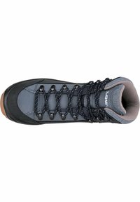 Grijze wandelschoen met een gestikt bovenwerk, een gepolsterde kraag en zwarte veters met metalen oogjes, aangevuld met een bruine rubberen zool.