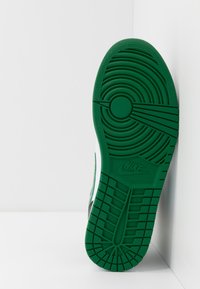 Jordan AIR JORDAN 1 MID - Sapatilhas de cano alto - black/pine green/white/gym red