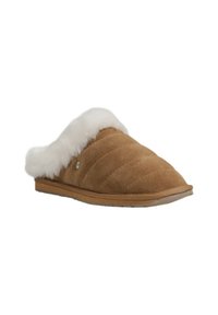 Bruine suède pantoffel met witte nepleer trim, gequilt ontwerp, minimale hardware accent, gesloten teen vorm en platte rubberen zool.