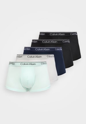 Πέντε ζευγάρια αντρικά μποξεράκια Calvin Klein σε μαύρο, σκούρο μπλε, λευκό και ανοιχτό μπλε, τοποθετημένα σε σχηματισμό βεντάλιας με επικάλυψη.