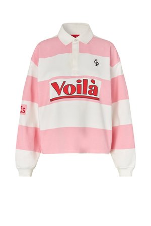 Maglia da rugby a maniche lunghe con ampie strisce orizzontali rosa e bianche, collo bianco e la scritta "Voilà" in grandi lettere rosse sul davanti.
