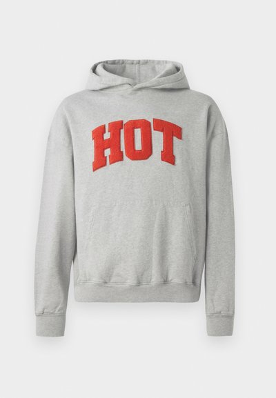 Sweat à capuche gris avec une poche frontale et un lettrage rouge vif "HOT". Texture douce, manches et ourlet côtelés.