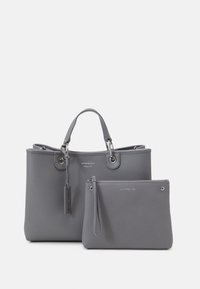 Szara torba na ramię z podwójnymi uchwytami, wyposażona w okrągłe okucia i odpinaną mniejszą saszetkę. Teksturowane wykończenie z srebrnymi akcentami.