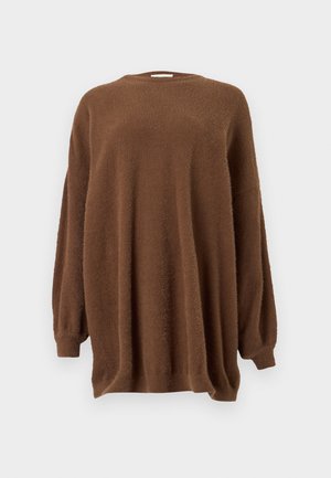 Barna hosszú ujjú, oversized pulóver kerek nyakkivágással és bordázott mandzsettákkal, egyszínű világosszürke háttér előtt bemutatva.