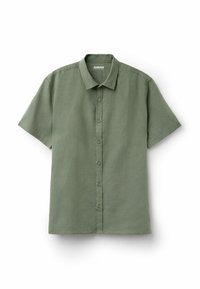 Camisa de manga corta, verde claro, hecha de un tejido suave, con cuello y botones en el frente, que presenta una textura lisa y un diseño estructurado.