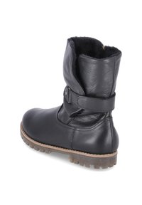 Bottine en cuir noir avec doublure en fourrure, détail de sangle à boucle, bout arrondi et semelle en caoutchouc texturée. Présente un design légèrement affaissé.