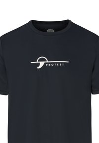 Navyblauwe t-shirt met korte mouwen van textuurstof en een wit logo met de tekst "PROTEST" op de borst. Ronde halslijn, casual pasvorm.