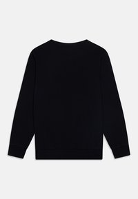Felpa nera con maniche lunghe, scollo rotondo e polsini a costine. Texture liscia, design semplice, senza loghi o motivi visibili.