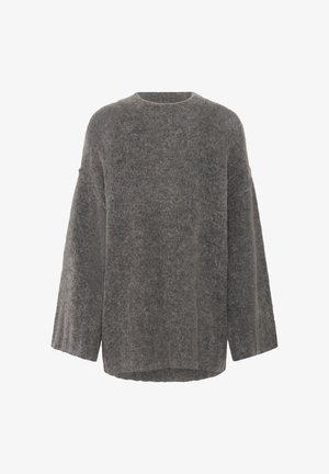 Pull gris surdimensionné fabriqué en tissu doux et texturé, avec un col rond et des coutures d'épaule tombantes pour un ajustement décontracté.