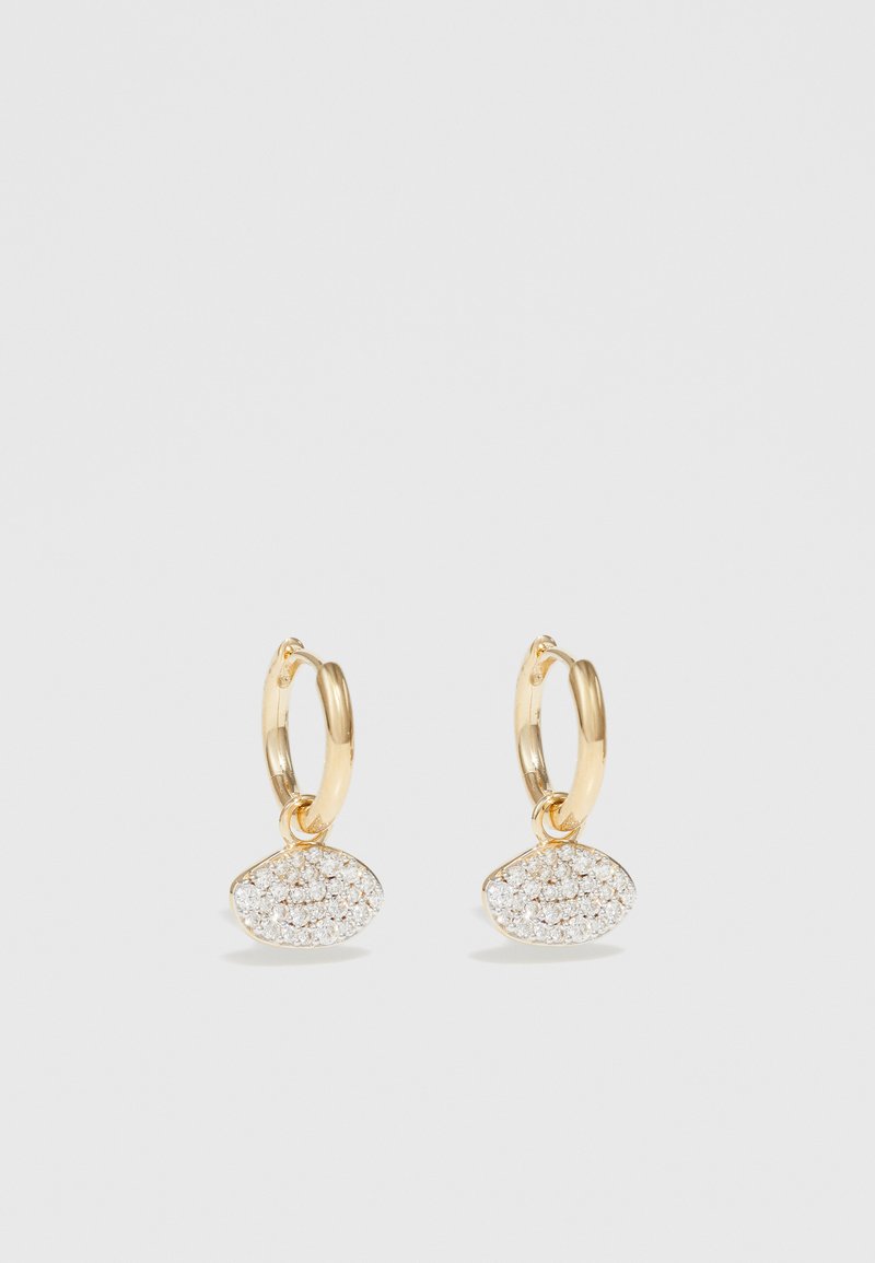 Χρυσά σκουλαρίκια κρίκοι featuring ένα οβάλ μPendant διακοσμημέ�νο με πολλαπλά καθαρά κρύσταλλα, προσφέροντας μια λαμπερή αίσθηση. Λείος μεταλλικός φινίρισμα.