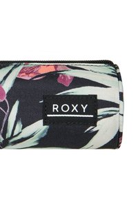 Estuche de lápices Roxy con tela negra con patrones florales coloridos, superficie texturizada y forma rectangular, cierre con cremallera y etiqueta de logo.