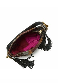 Borsa a tracolla in pelle nera con esterno ricamato colorato. All'interno presenta una fodera rosa vivace con nappe decorative e chiusura con cerniera.