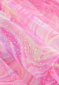 Transluzentes rosa Netzgewebe mit abstrakten Mustern, versehen mit glitzernden silbernen Punkten und einem weichen, strukturierten Gewebe.