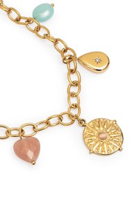 Bracciale in oro con vari ciondoli: una goccia con un accento di diamante, un ciondolo rotondo texturizzato e due gemme colorate.