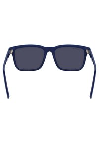 Occhiali da sole quadrati blu navy con lenti scure. Montatura in plastica con finitura opaca e accessori in metallo alle cerniere.