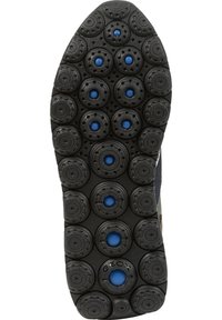 Suela de zapato de goma negra que presenta patrones de tracción circulares y acentos azules, con agujeros de ventilación y el nombre de la marca "GEOX" grabado.