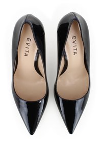 Tacchi alti in vernice nera con punta affusolata, design minimalista e soletta beige con il nome del marchio "EVITA."