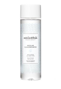 Bouteille transparente avec un motif floral bleu clair, bouchon blanc et une étiquette indiquant "Eau Micellaire" en texte noir. Formule vegan.