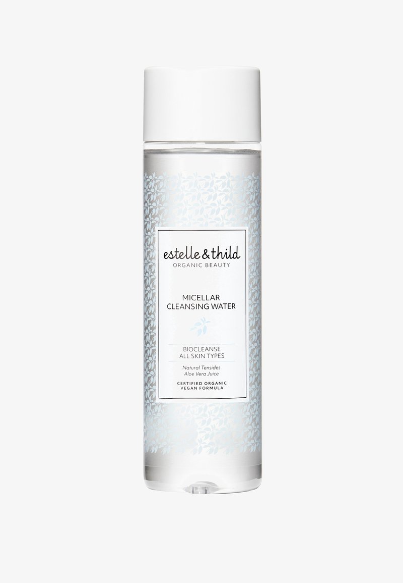 Botella clara con un patrón floral azul claro, tapa blanca y una etiqueta que indica "Agua Micelar Limpiadora" en texto negro. Fórmula vegana.