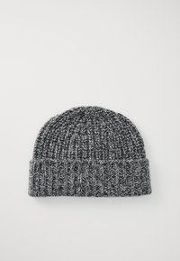 Berretto lavorato a maglia grigio con risvolto a coste, caratterizzato da un motivo melange e una consistenza morbida, progettato per offrire calore e comfort.