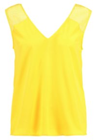 Top sans manches jaune avec un design en V et des bretelles en maille texturée. Tissu doux avec une coupe décontractée, adapté pour un usage quotidien.