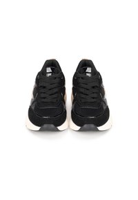 Sneaker nere con un mix di materiali in camoscio e rete, punta rotonda, chiusura con lacci piatti e suola di un colore chiaro a contrasto.