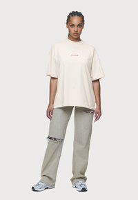 Pegador REYNA HEAVY OVERSIZED TEE - Μπλουζάκι με στάμπα - washed coast sand