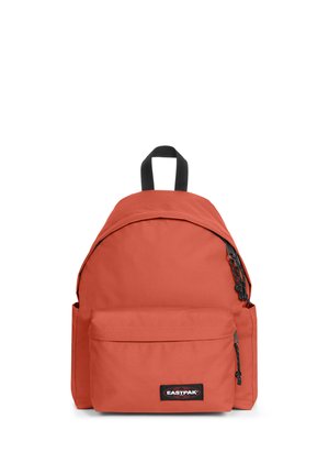 Oranssi Eastpak-reppu, jossa on etutasku vetoketjulla, sivutaskut, mustat vetoketjun vetimet ja musta kantokahva.