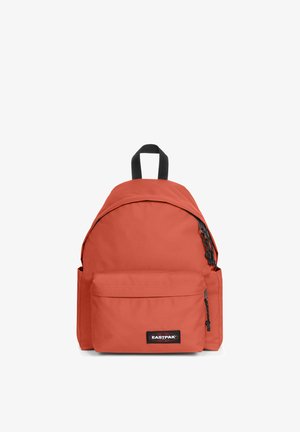 Orange Eastpak rygsæk med lynlåslomme foran, sidelommer, sorte lynlås-træk og sort bærehåndtag.
